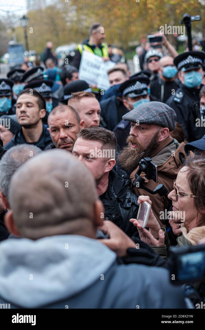 Tommy Robinson apparaît à l'hebdomadaire Speakers Corner à Hyde Park pour parler avec Hatun Tash après qu'elle ait été attaquée le mois dernier par un passant inconnu. Banque D'Images