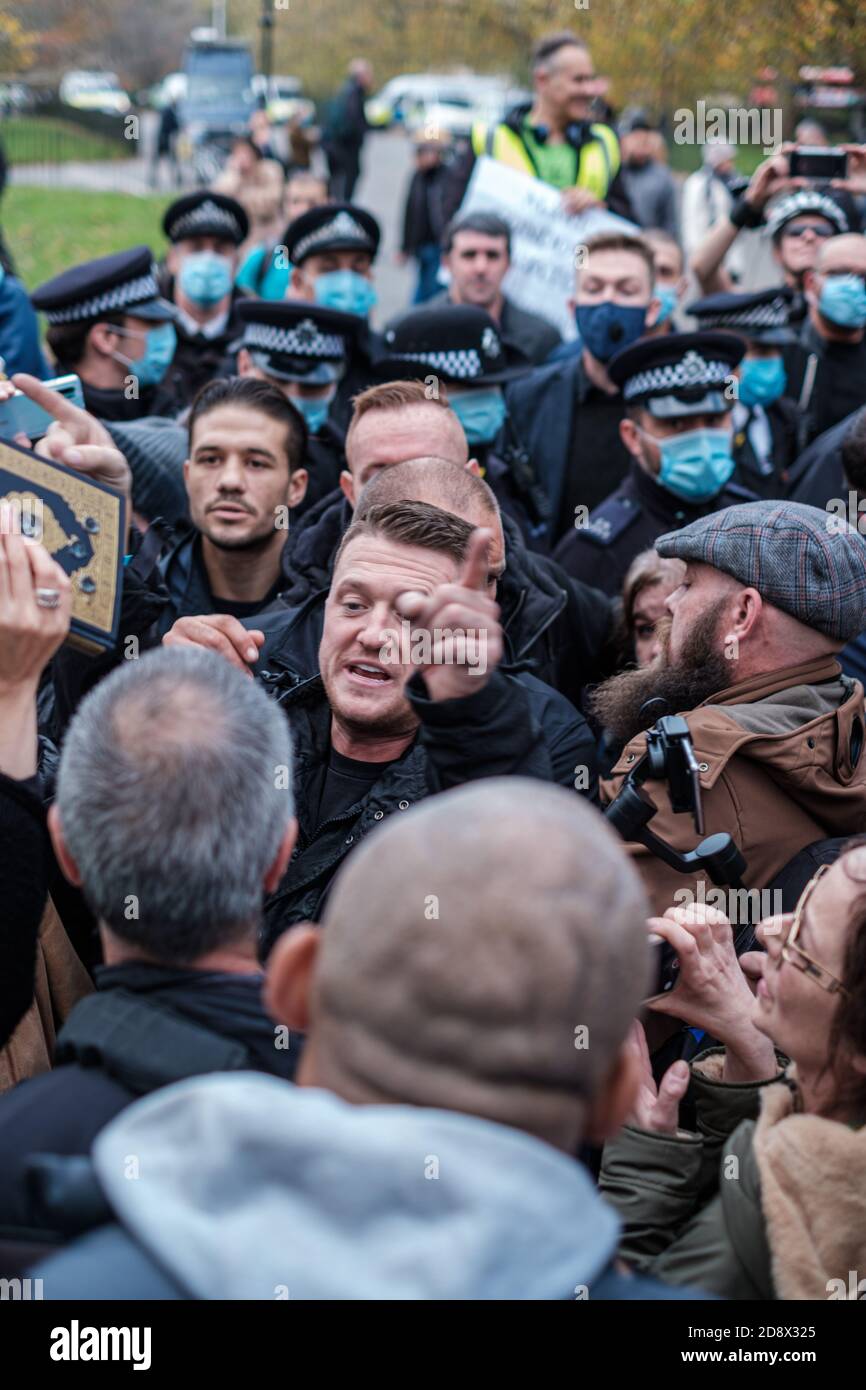 Tommy Robinson apparaît à l'hebdomadaire Speakers Corner à Hyde Park pour parler avec Hatun Tash après qu'elle ait été attaquée le mois dernier par un passant inconnu. Banque D'Images