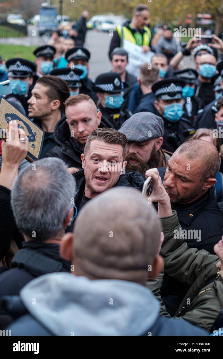 Tommy Robinson apparaît à l'hebdomadaire Speakers Corner à Hyde Park pour parler avec Hatun Tash après qu'elle ait été attaquée le mois dernier par un passant inconnu. Banque D'Images