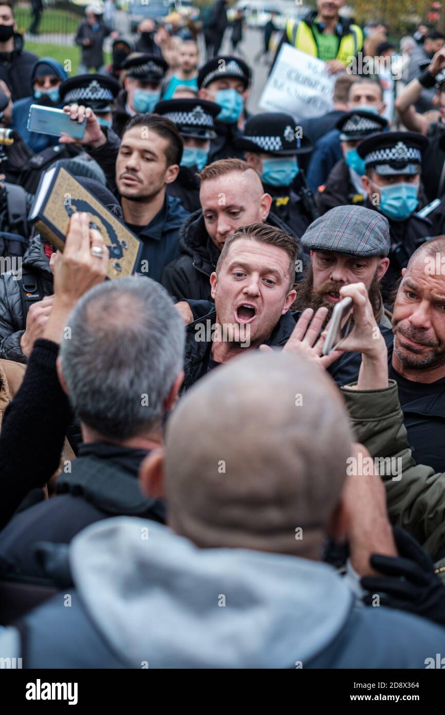 Tommy Robinson apparaît à l'hebdomadaire Speakers Corner à Hyde Park pour parler avec Hatun Tash après qu'elle ait été attaquée le mois dernier par un passant inconnu. Banque D'Images