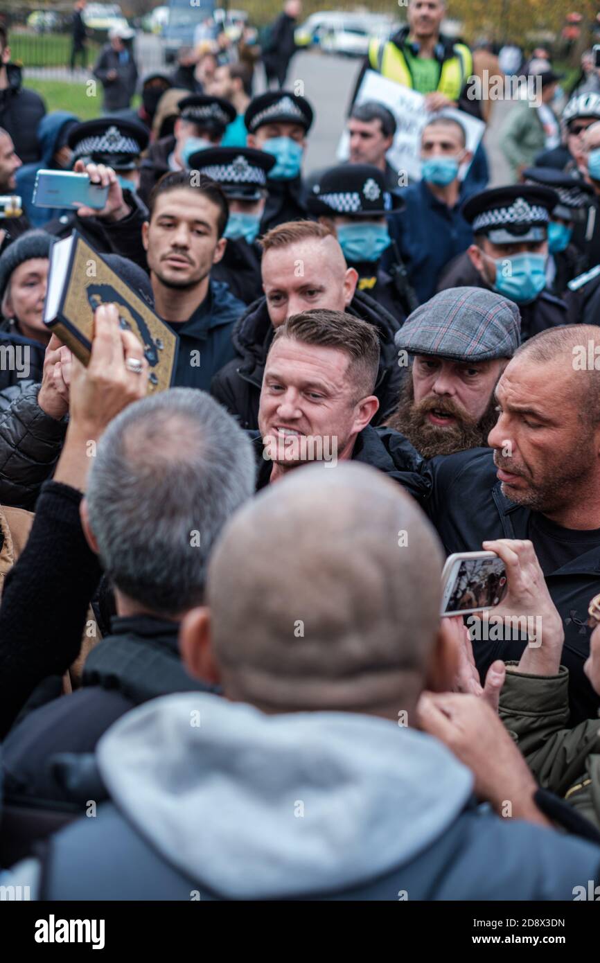 Tommy Robinson apparaît à l'hebdomadaire Speakers Corner à Hyde Park pour parler avec Hatun Tash après qu'elle ait été attaquée le mois dernier par un passant inconnu. Banque D'Images
