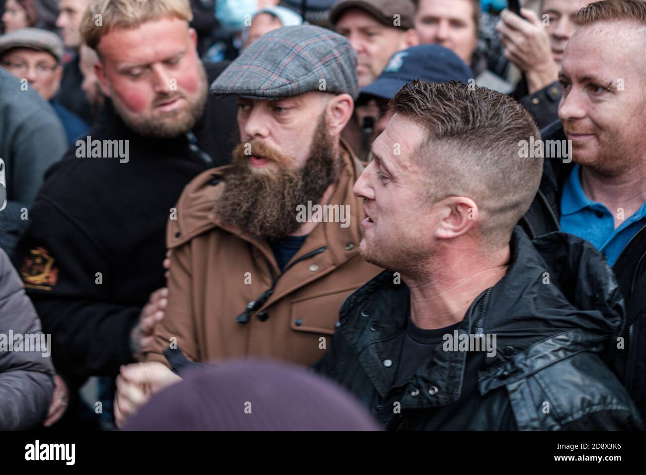 Tommy Robinson apparaît à l'hebdomadaire Speakers Corner à Hyde Park pour parler avec Hatun Tash après qu'elle ait été attaquée le mois dernier par un passant inconnu. Banque D'Images