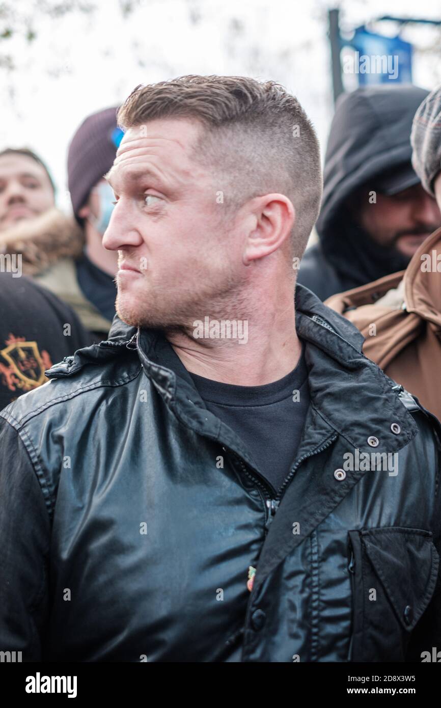 Tommy Robinson apparaît à l'hebdomadaire Speakers Corner à Hyde Park pour parler avec Hatun Tash après qu'elle ait été attaquée le mois dernier par un passant inconnu. Banque D'Images
