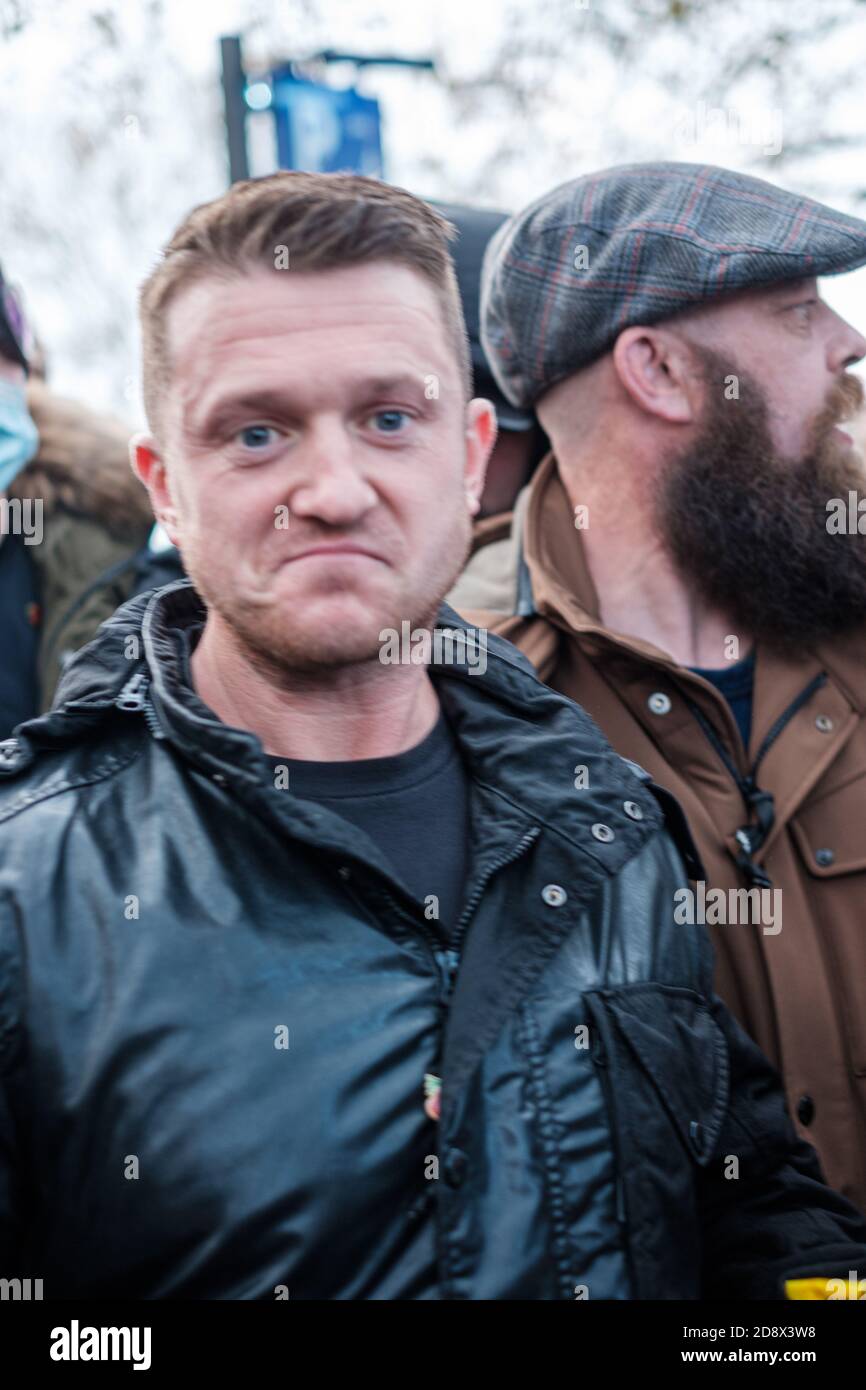 Tommy Robinson apparaît à l'hebdomadaire Speakers Corner à Hyde Park pour parler avec Hatun Tash après qu'elle ait été attaquée le mois dernier par un passant inconnu. Banque D'Images