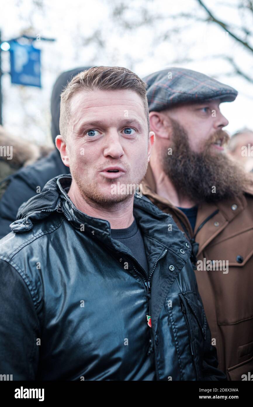 Tommy Robinson apparaît à l'hebdomadaire Speakers Corner à Hyde Park pour parler avec Hatun Tash après qu'elle ait été attaquée le mois dernier par un passant inconnu. Banque D'Images