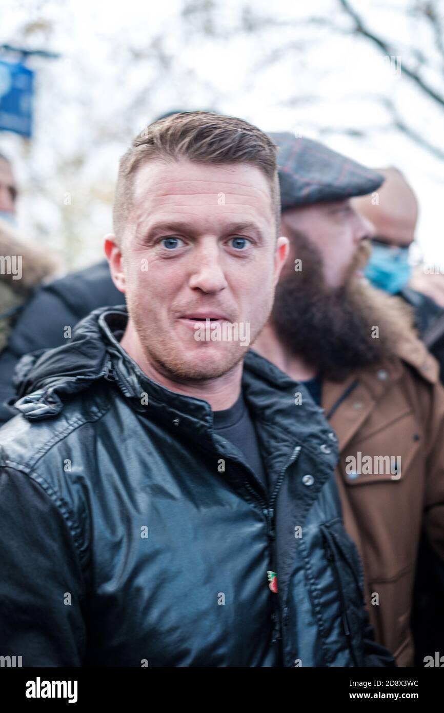 Tommy Robinson apparaît à l'hebdomadaire Speakers Corner à Hyde Park pour parler avec Hatun Tash après qu'elle ait été attaquée le mois dernier par un passant inconnu. Banque D'Images