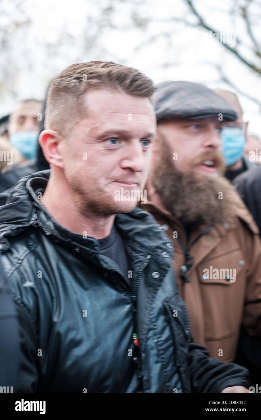 Tommy Robinson apparaît à l'hebdomadaire Speakers Corner à Hyde Park pour parler avec Hatun Tash après qu'elle ait été attaquée le mois dernier par un passant inconnu. Banque D'Images