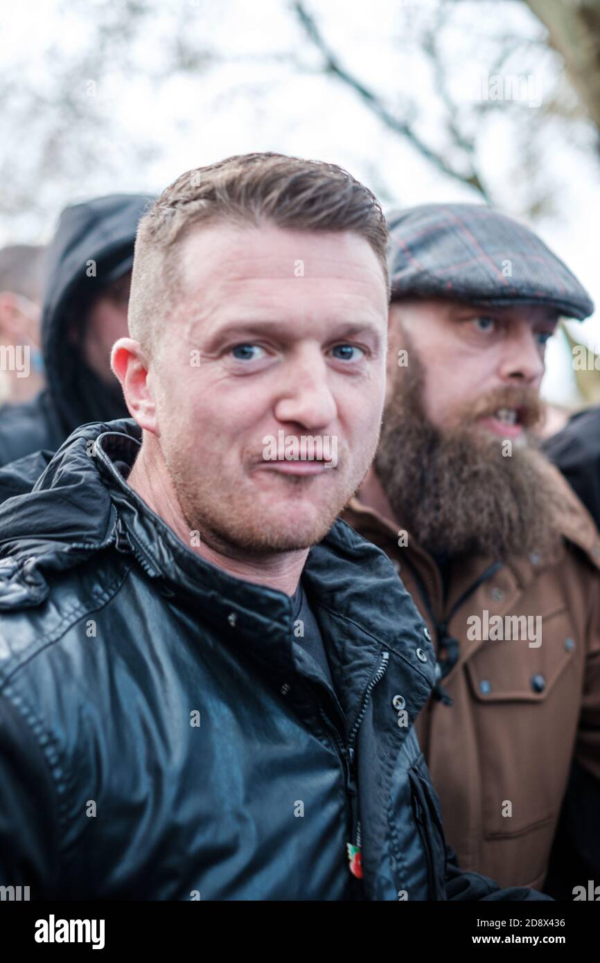Tommy Robinson apparaît à l'hebdomadaire Speakers Corner à Hyde Park pour parler avec Hatun Tash après qu'elle ait été attaquée le mois dernier par un passant inconnu. Banque D'Images