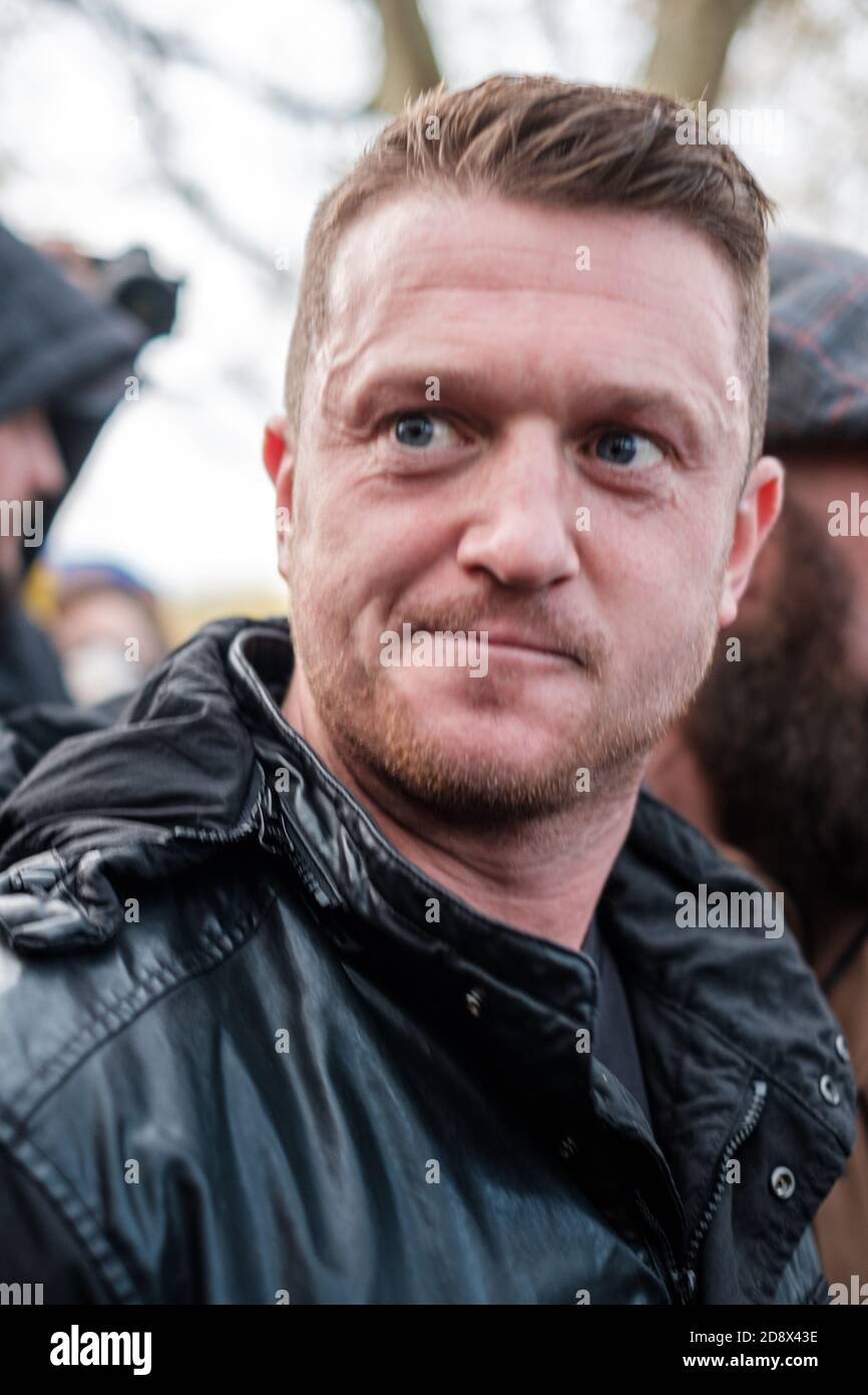 Tommy Robinson apparaît à l'hebdomadaire Speakers Corner à Hyde Park pour parler avec Hatun Tash après qu'elle ait été attaquée le mois dernier par un passant inconnu. Banque D'Images