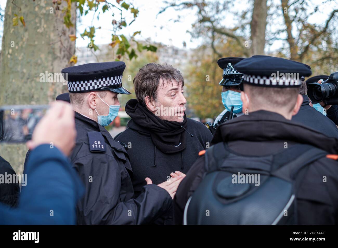 Tommy Robinson apparaît à l'hebdomadaire Speakers Corner à Hyde Park pour parler avec Hatun Tash après qu'elle ait été attaquée le mois dernier par un passant inconnu. Banque D'Images