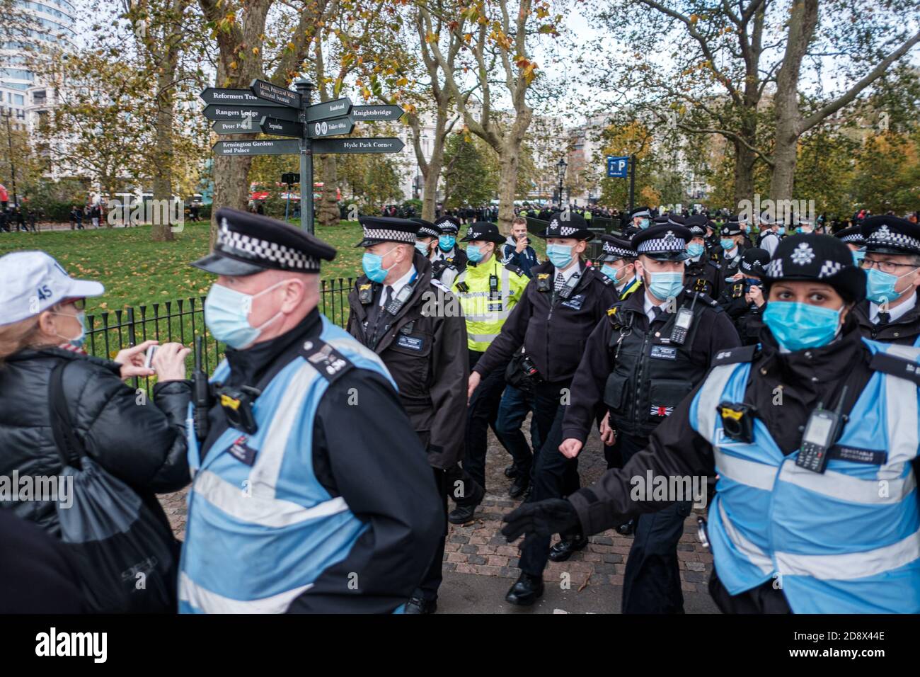 Tommy Robinson apparaît à l'hebdomadaire Speakers Corner à Hyde Park pour parler avec Hatun Tash après qu'elle ait été attaquée le mois dernier par un passant inconnu. Banque D'Images