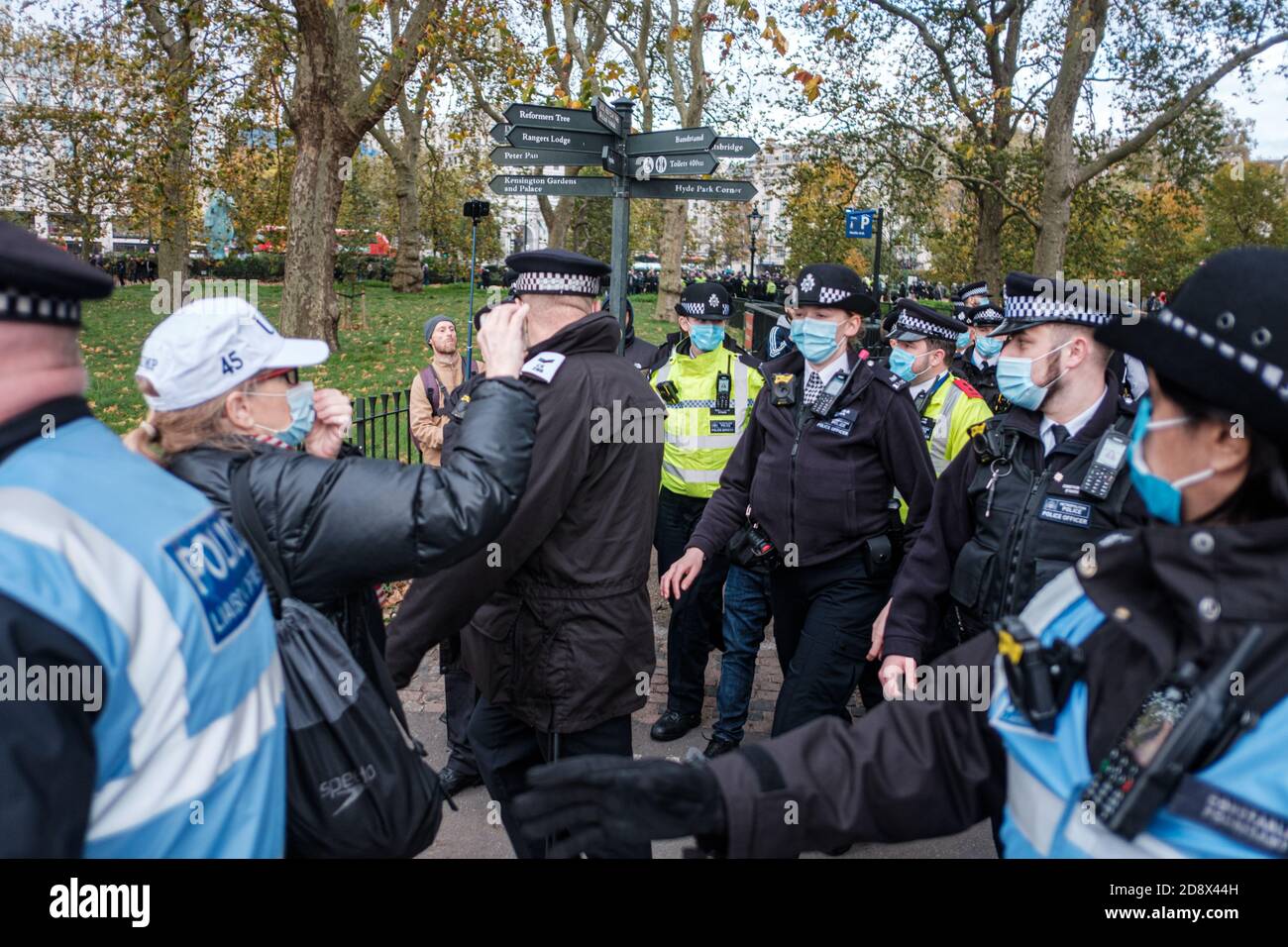 Tommy Robinson apparaît à l'hebdomadaire Speakers Corner à Hyde Park pour parler avec Hatun Tash après qu'elle ait été attaquée le mois dernier par un passant inconnu. Banque D'Images