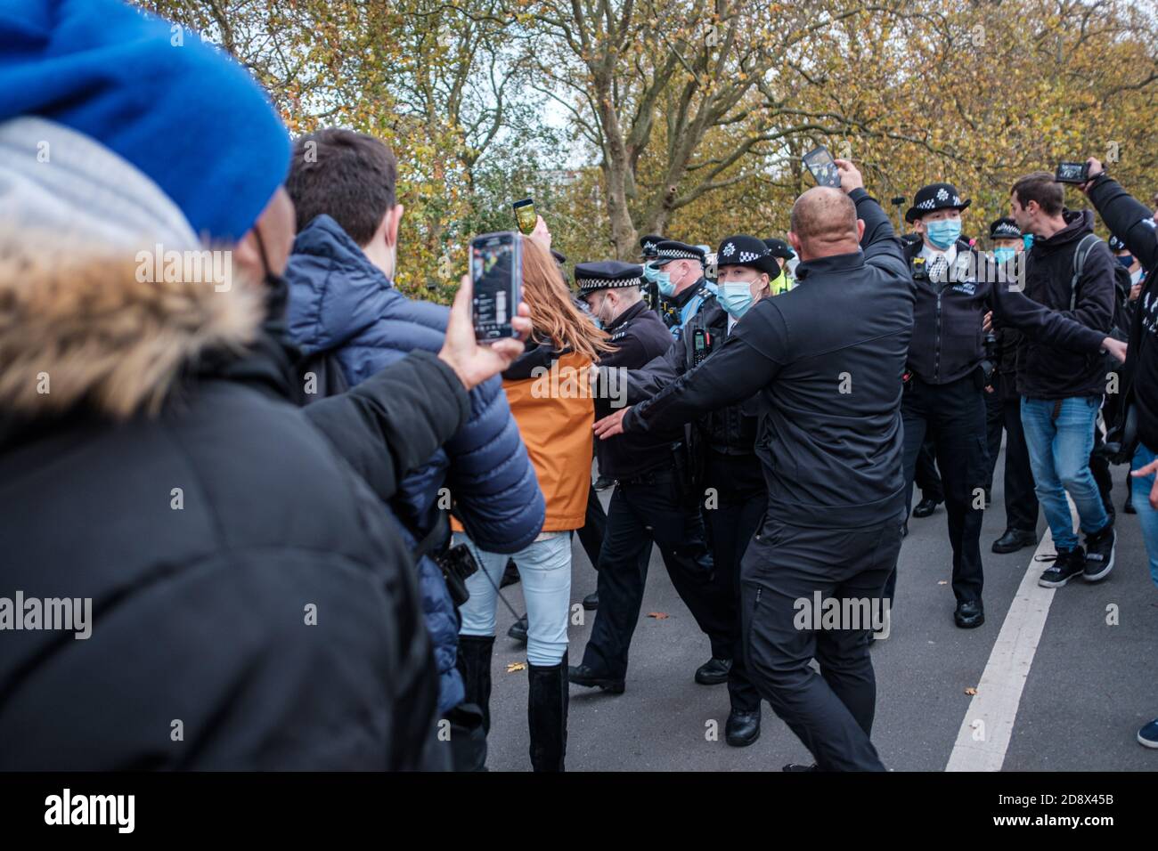 Tommy Robinson apparaît à l'hebdomadaire Speakers Corner à Hyde Park pour parler avec Hatun Tash après qu'elle ait été attaquée le mois dernier par un passant inconnu. Banque D'Images
