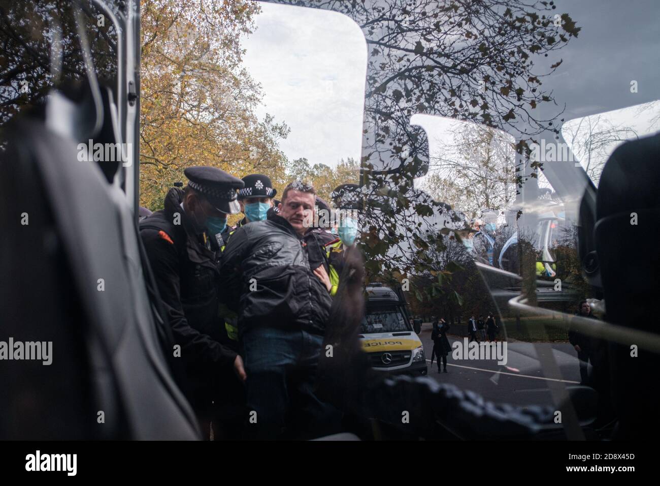 Tommy Robinson apparaît à l'hebdomadaire Speakers Corner à Hyde Park pour parler avec Hatun Tash après qu'elle ait été attaquée le mois dernier par un passant inconnu. Banque D'Images