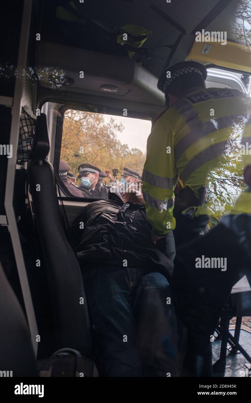 Tommy Robinson apparaît à l'hebdomadaire Speakers Corner à Hyde Park pour parler avec Hatun Tash après qu'elle ait été attaquée le mois dernier par un passant inconnu. Banque D'Images
