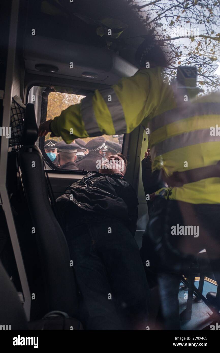 Tommy Robinson apparaît à l'hebdomadaire Speakers Corner à Hyde Park pour parler avec Hatun Tash après qu'elle ait été attaquée le mois dernier par un passant inconnu. Banque D'Images