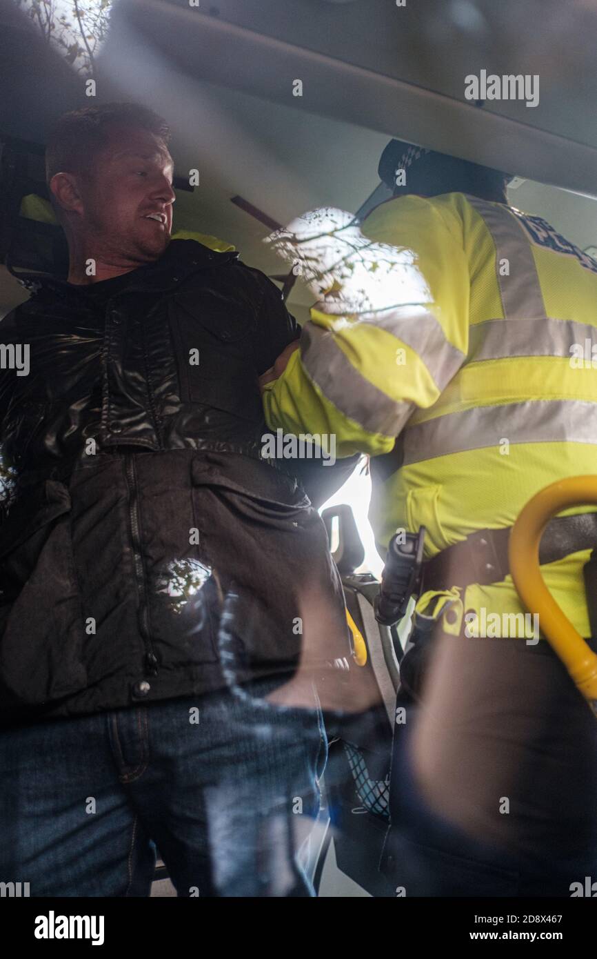 Tommy Robinson apparaît à l'hebdomadaire Speakers Corner à Hyde Park pour parler avec Hatun Tash après qu'elle ait été attaquée le mois dernier par un passant inconnu. Banque D'Images