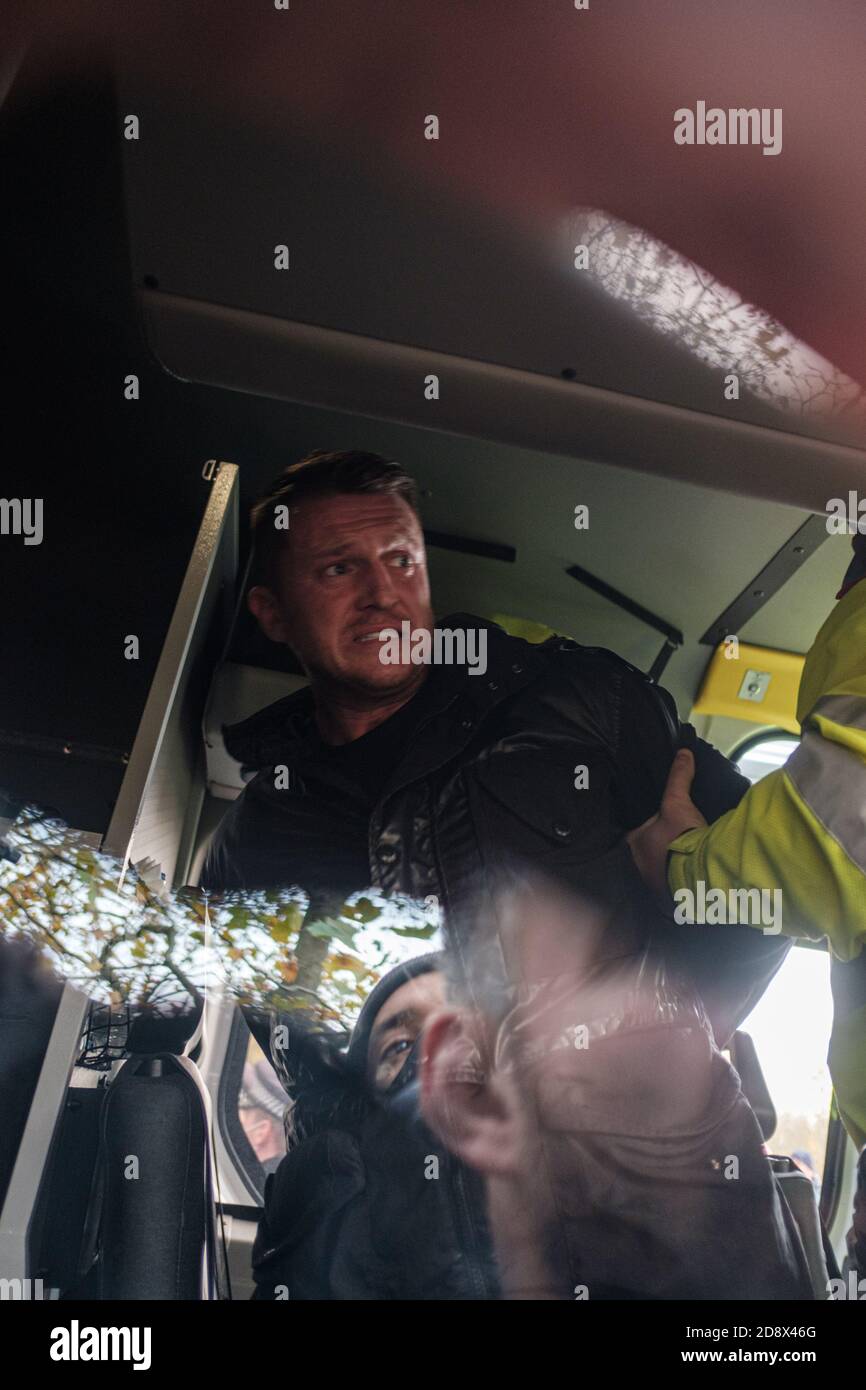 Tommy Robinson apparaît à l'hebdomadaire Speakers Corner à Hyde Park pour parler avec Hatun Tash après qu'elle ait été attaquée le mois dernier par un passant inconnu. Banque D'Images