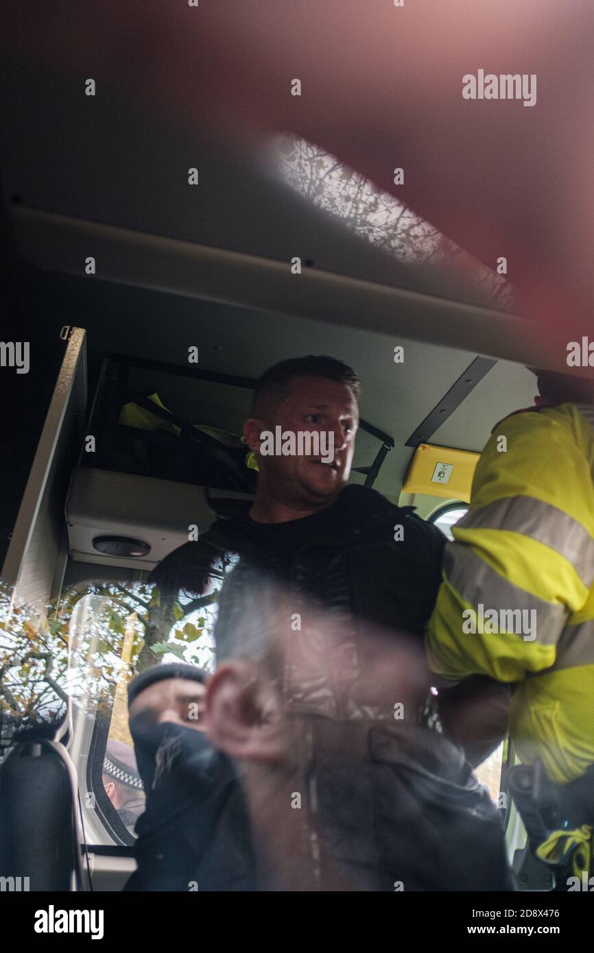Tommy Robinson apparaît à l'hebdomadaire Speakers Corner à Hyde Park pour parler avec Hatun Tash après qu'elle ait été attaquée le mois dernier par un passant inconnu. Banque D'Images