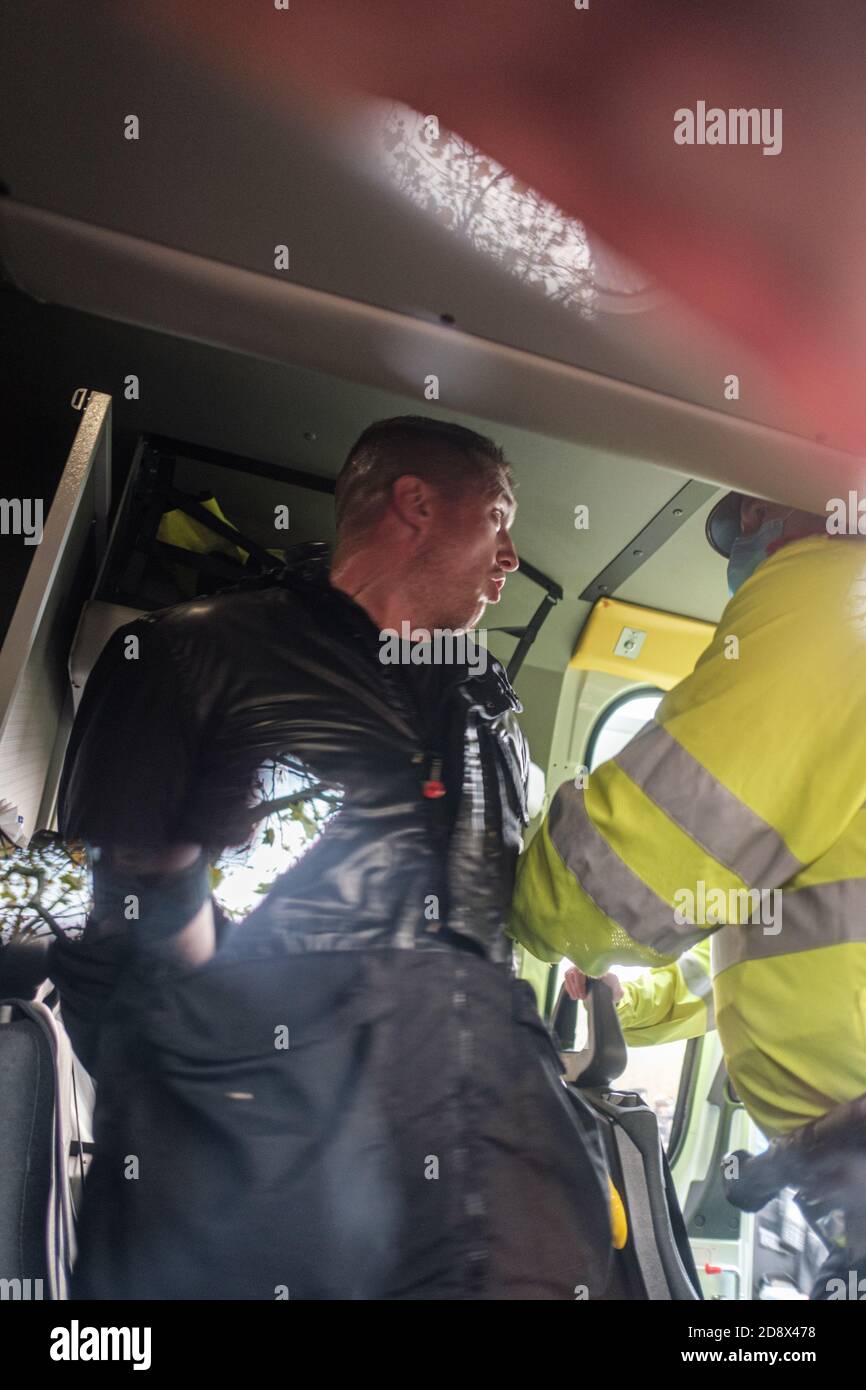 Tommy Robinson apparaît à l'hebdomadaire Speakers Corner à Hyde Park pour parler avec Hatun Tash après qu'elle ait été attaquée le mois dernier par un passant inconnu. Banque D'Images