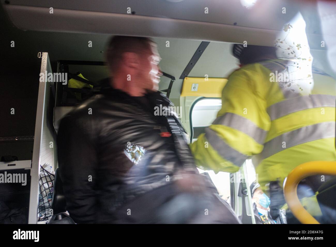 Tommy Robinson apparaît à l'hebdomadaire Speakers Corner à Hyde Park pour parler avec Hatun Tash après qu'elle ait été attaquée le mois dernier par un passant inconnu. Banque D'Images
