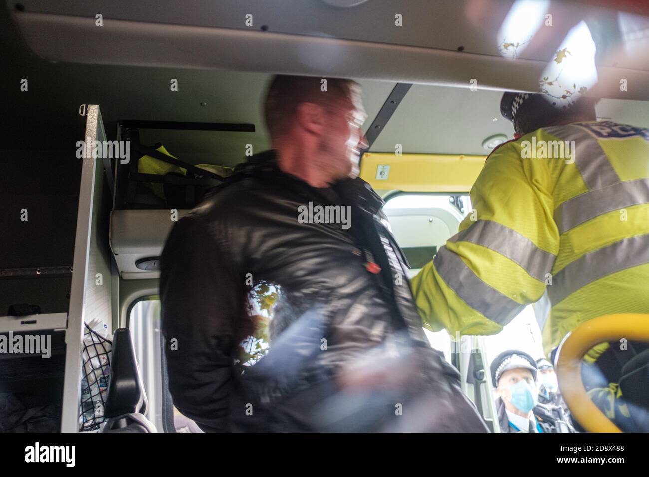 Tommy Robinson apparaît à l'hebdomadaire Speakers Corner à Hyde Park pour parler avec Hatun Tash après qu'elle ait été attaquée le mois dernier par un passant inconnu. Banque D'Images