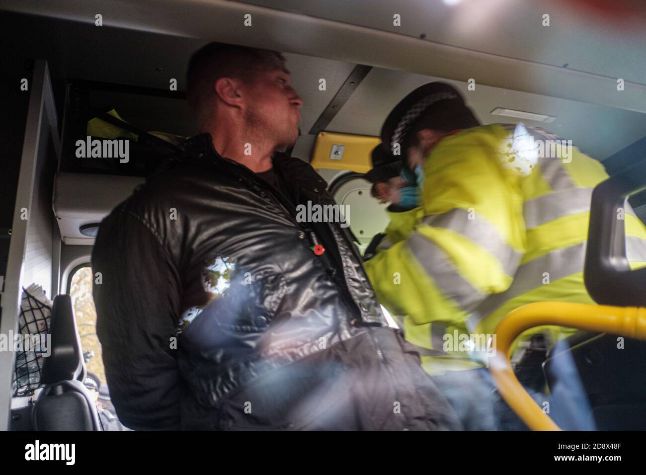 Tommy Robinson apparaît à l'hebdomadaire Speakers Corner à Hyde Park pour parler avec Hatun Tash après qu'elle ait été attaquée le mois dernier par un passant inconnu. Banque D'Images