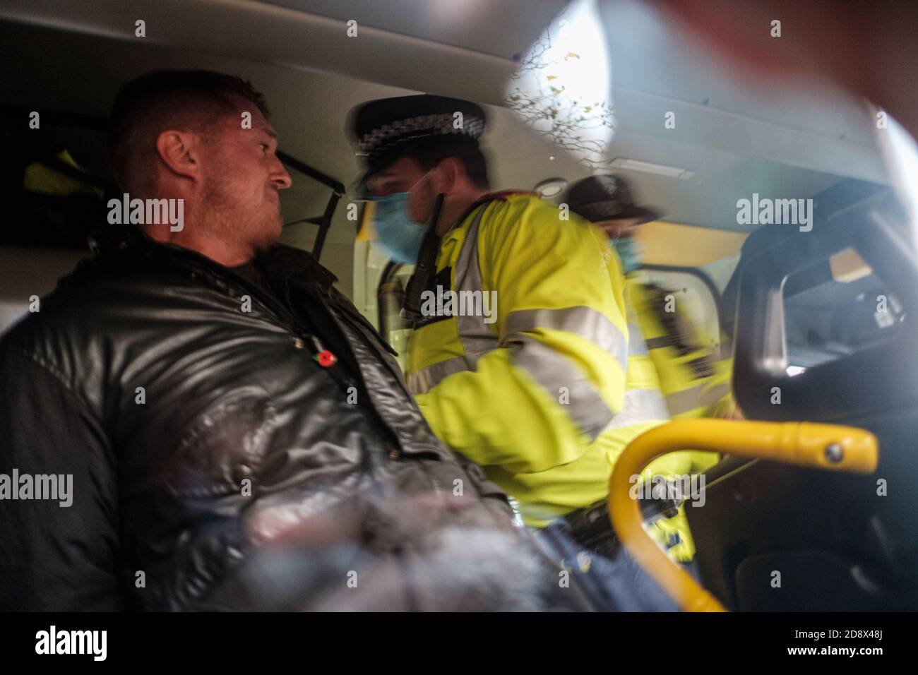 Tommy Robinson apparaît à l'hebdomadaire Speakers Corner à Hyde Park pour parler avec Hatun Tash après qu'elle ait été attaquée le mois dernier par un passant inconnu. Banque D'Images
