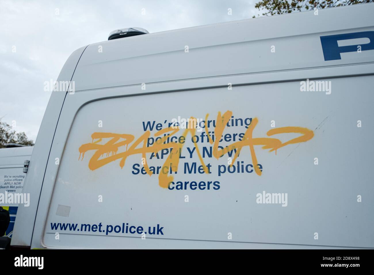 Tommy Robinson apparaît à l'hebdomadaire Speakers Corner à Hyde Park pour parler avec Hatun Tash après qu'elle ait été attaquée le mois dernier par un passant inconnu. Banque D'Images