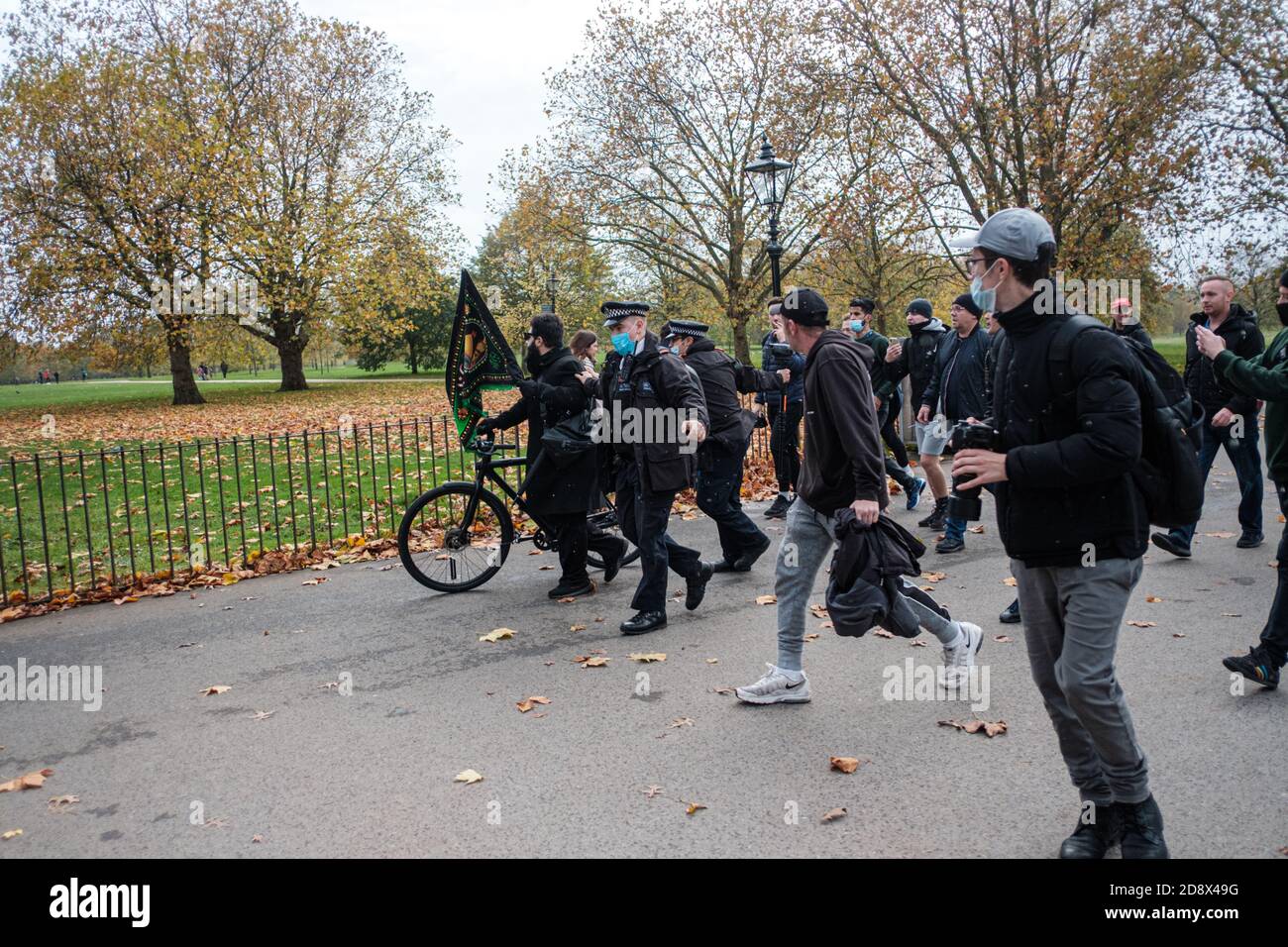 Tommy Robinson apparaît à l'hebdomadaire Speakers Corner à Hyde Park pour parler avec Hatun Tash après qu'elle ait été attaquée le mois dernier par un passant inconnu. Banque D'Images