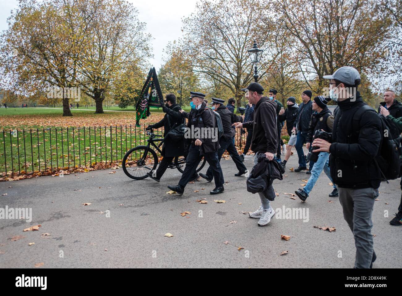 Tommy Robinson apparaît à l'hebdomadaire Speakers Corner à Hyde Park pour parler avec Hatun Tash après qu'elle ait été attaquée le mois dernier par un passant inconnu. Banque D'Images