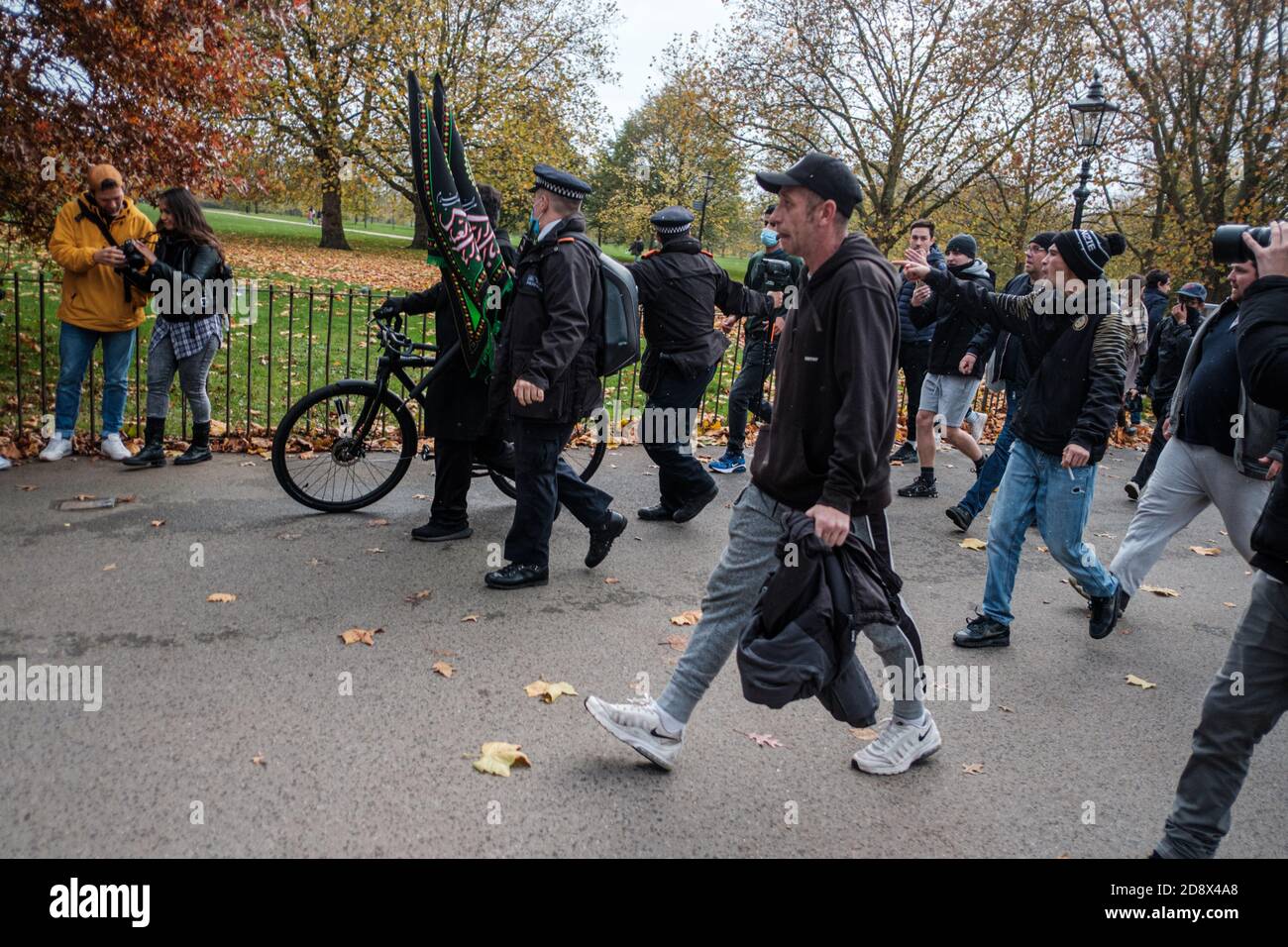 Tommy Robinson apparaît à l'hebdomadaire Speakers Corner à Hyde Park pour parler avec Hatun Tash après qu'elle ait été attaquée le mois dernier par un passant inconnu. Banque D'Images