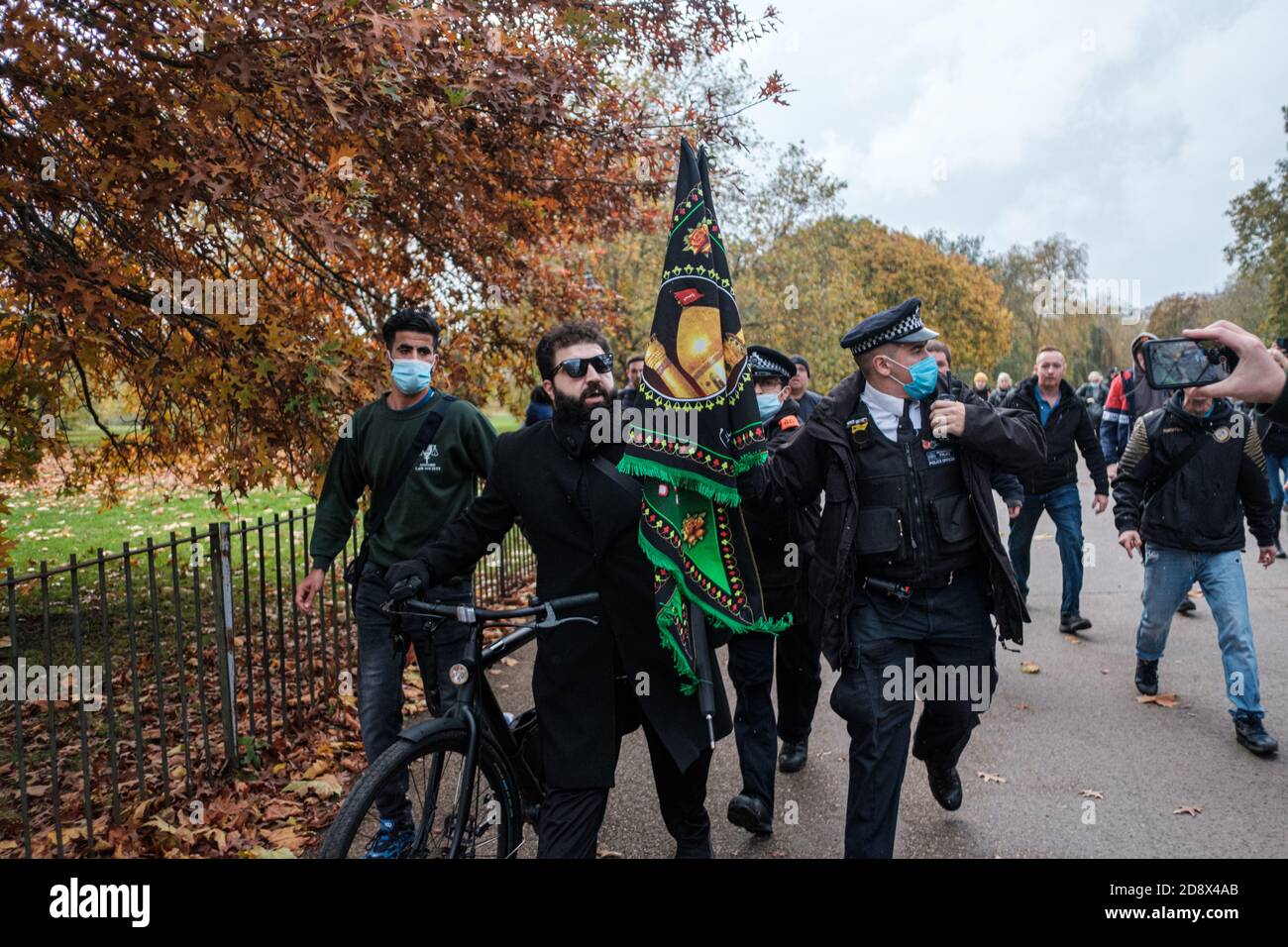 Tommy Robinson apparaît à l'hebdomadaire Speakers Corner à Hyde Park pour parler avec Hatun Tash après qu'elle ait été attaquée le mois dernier par un passant inconnu. Banque D'Images