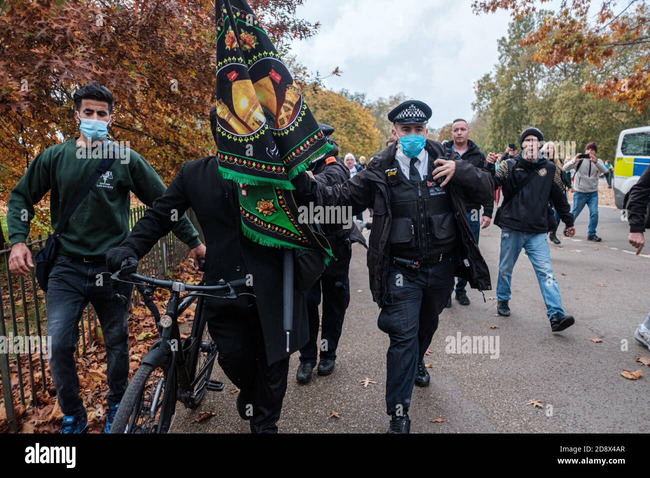 Tommy Robinson apparaît à l'hebdomadaire Speakers Corner à Hyde Park pour parler avec Hatun Tash après qu'elle ait été attaquée le mois dernier par un passant inconnu. Banque D'Images