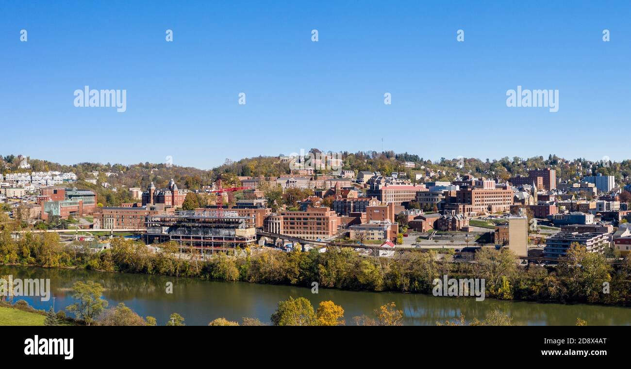 Prise de vue panoramique d'un drone aérien sur le campus du centre-ville Université de Virginie occidentale au bord de la rivière à l'automne Banque D'Images