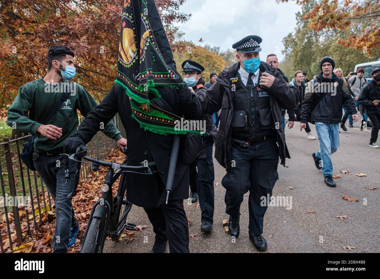 Tommy Robinson apparaît à l'hebdomadaire Speakers Corner à Hyde Park pour parler avec Hatun Tash après qu'elle ait été attaquée le mois dernier par un passant inconnu. Banque D'Images