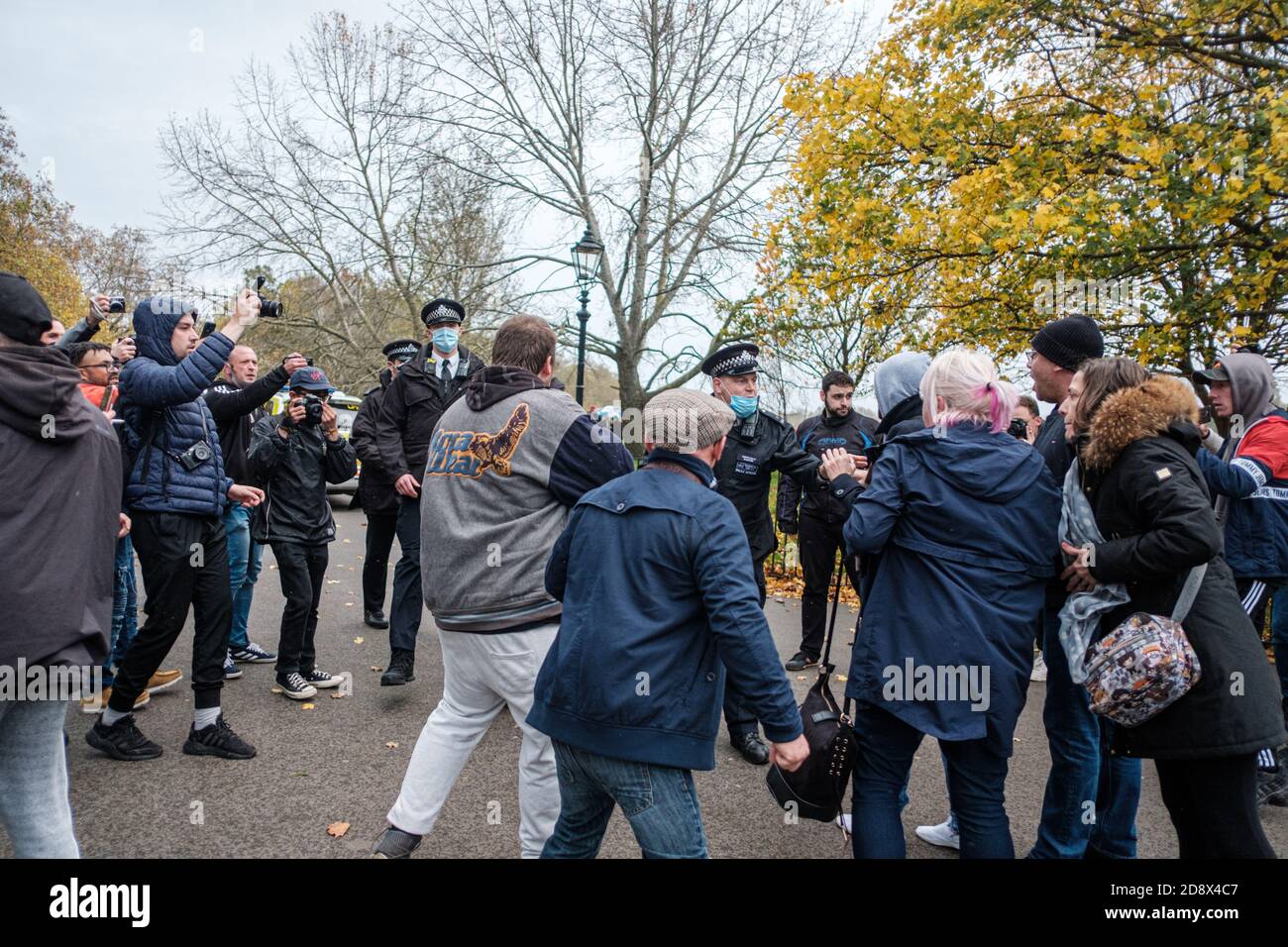 Tommy Robinson apparaît à l'hebdomadaire Speakers Corner à Hyde Park pour parler avec Hatun Tash après qu'elle ait été attaquée le mois dernier par un passant inconnu. Banque D'Images