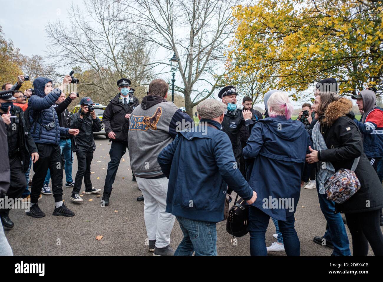Tommy Robinson apparaît à l'hebdomadaire Speakers Corner à Hyde Park pour parler avec Hatun Tash après qu'elle ait été attaquée le mois dernier par un passant inconnu. Banque D'Images