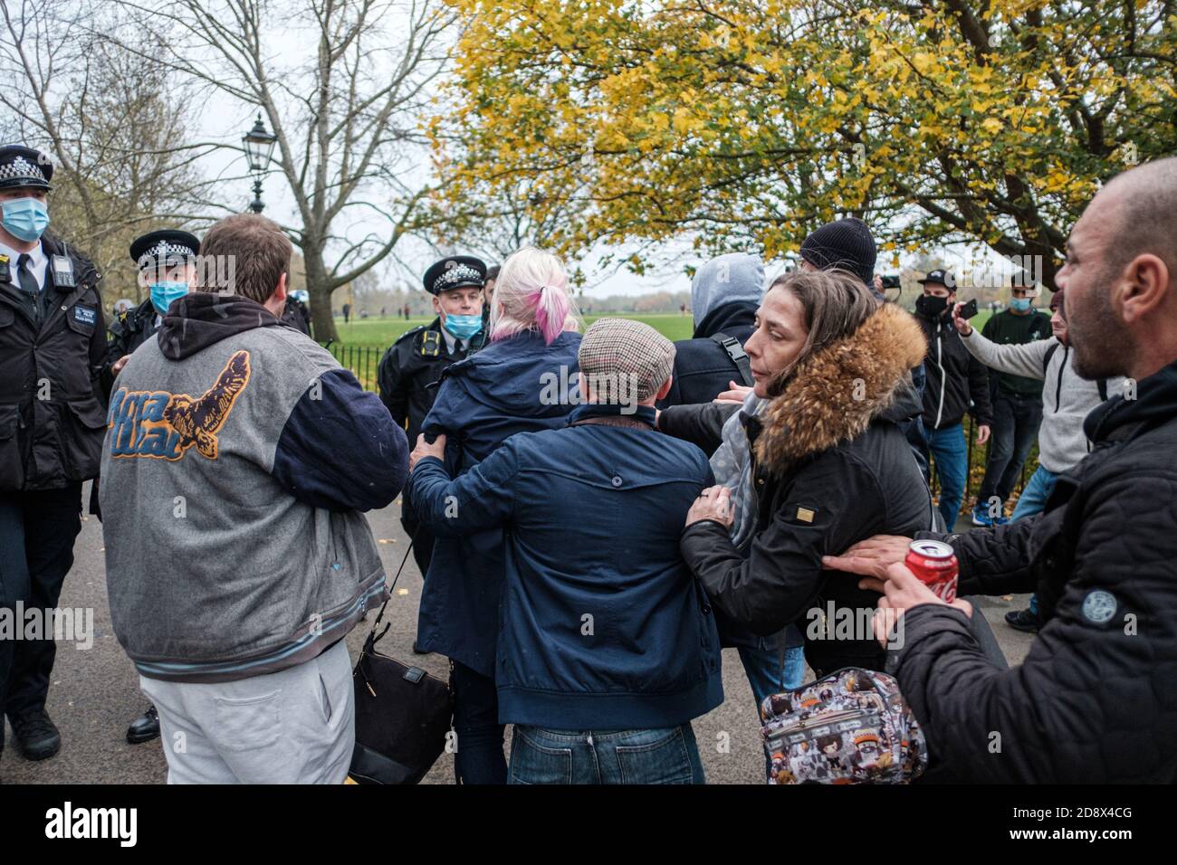 Tommy Robinson apparaît à l'hebdomadaire Speakers Corner à Hyde Park pour parler avec Hatun Tash après qu'elle ait été attaquée le mois dernier par un passant inconnu. Banque D'Images