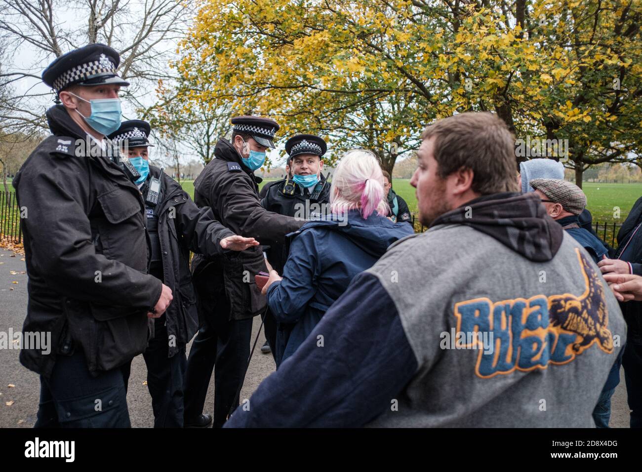 Tommy Robinson apparaît à l'hebdomadaire Speakers Corner à Hyde Park pour parler avec Hatun Tash après qu'elle ait été attaquée le mois dernier par un passant inconnu. Banque D'Images