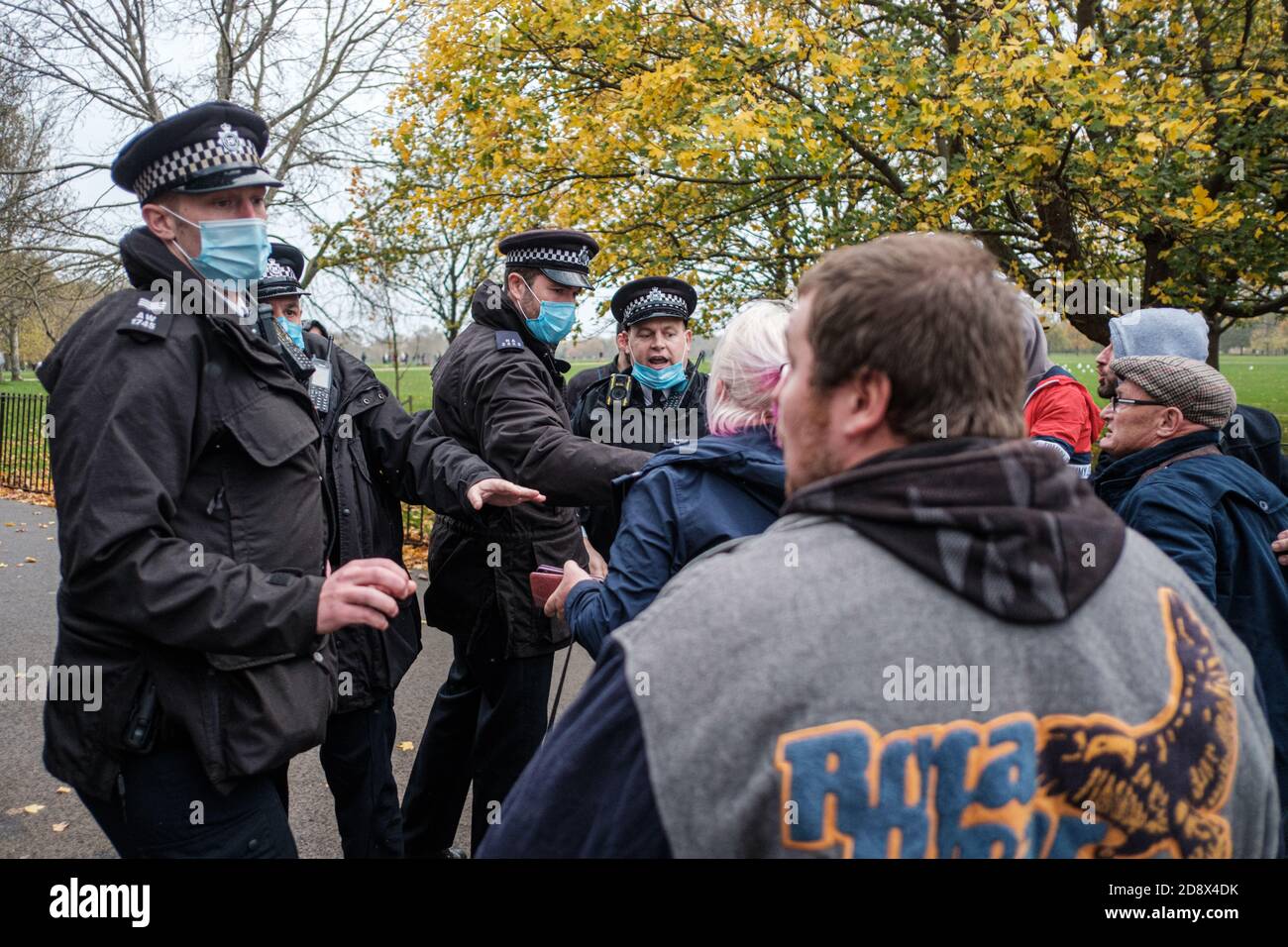 Tommy Robinson apparaît à l'hebdomadaire Speakers Corner à Hyde Park pour parler avec Hatun Tash après qu'elle ait été attaquée le mois dernier par un passant inconnu. Banque D'Images