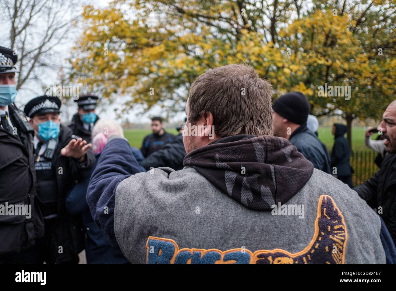 Tommy Robinson apparaît à l'hebdomadaire Speakers Corner à Hyde Park pour parler avec Hatun Tash après qu'elle ait été attaquée le mois dernier par un passant inconnu. Banque D'Images
