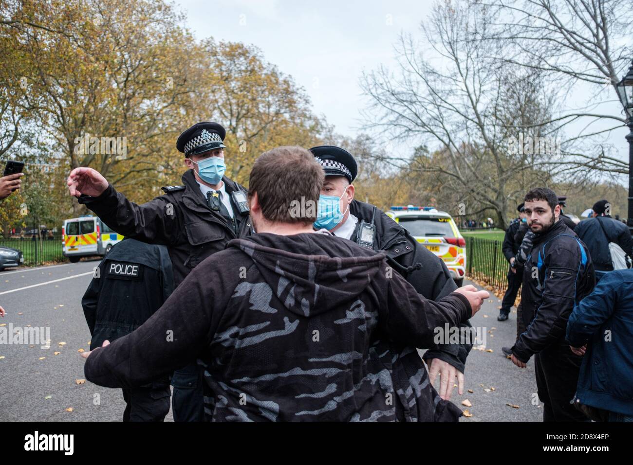 Tommy Robinson apparaît à l'hebdomadaire Speakers Corner à Hyde Park pour parler avec Hatun Tash après qu'elle ait été attaquée le mois dernier par un passant inconnu. Banque D'Images