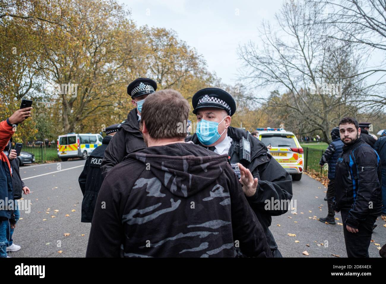 Tommy Robinson apparaît à l'hebdomadaire Speakers Corner à Hyde Park pour parler avec Hatun Tash après qu'elle ait été attaquée le mois dernier par un passant inconnu. Banque D'Images