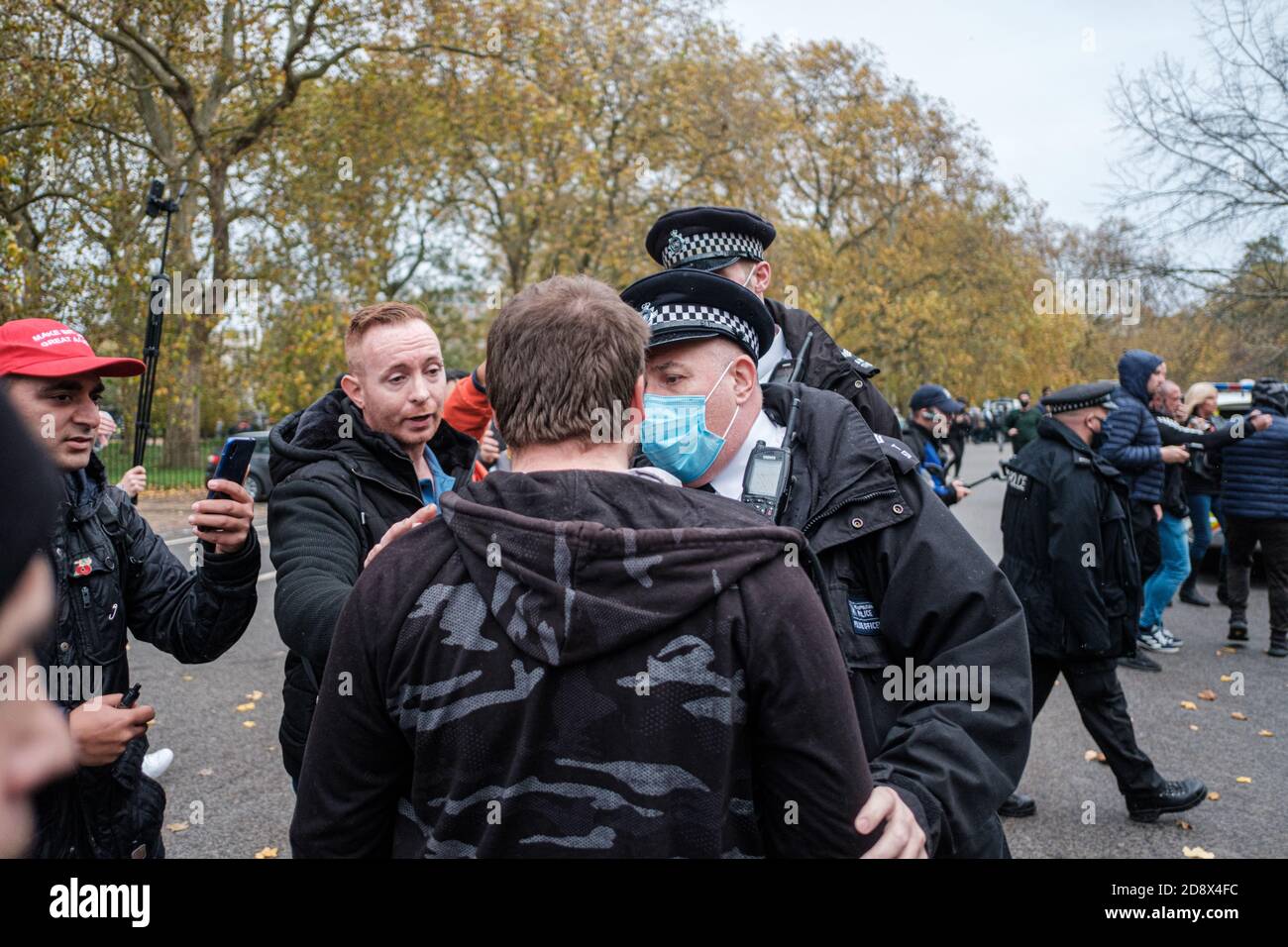 Tommy Robinson apparaît à l'hebdomadaire Speakers Corner à Hyde Park pour parler avec Hatun Tash après qu'elle ait été attaquée le mois dernier par un passant inconnu. Banque D'Images