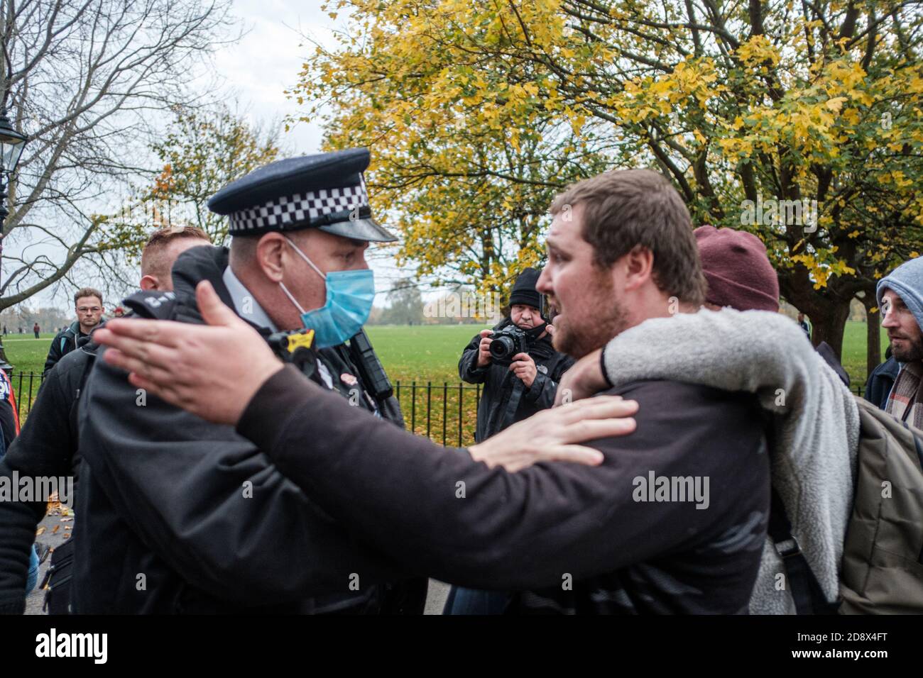 Tommy Robinson apparaît à l'hebdomadaire Speakers Corner à Hyde Park pour parler avec Hatun Tash après qu'elle ait été attaquée le mois dernier par un passant inconnu. Banque D'Images