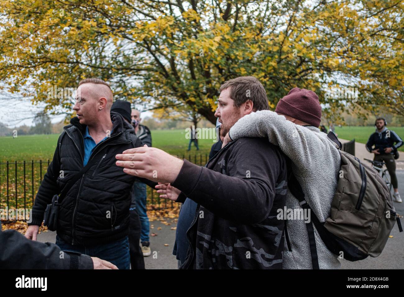 Tommy Robinson apparaît à l'hebdomadaire Speakers Corner à Hyde Park pour parler avec Hatun Tash après qu'elle ait été attaquée le mois dernier par un passant inconnu. Banque D'Images