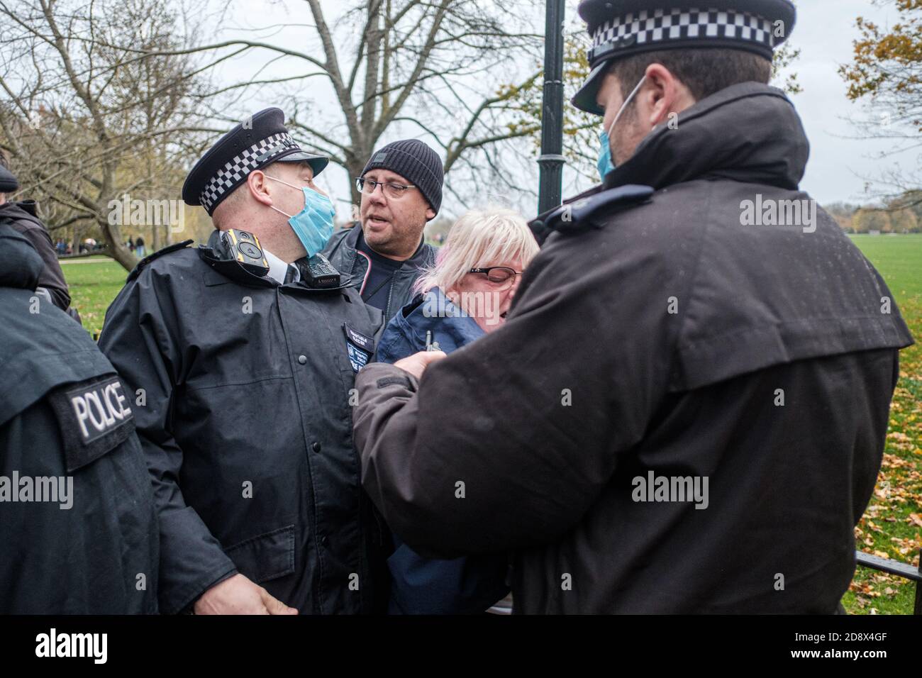 Tommy Robinson apparaît à l'hebdomadaire Speakers Corner à Hyde Park pour parler avec Hatun Tash après qu'elle ait été attaquée le mois dernier par un passant inconnu. Banque D'Images