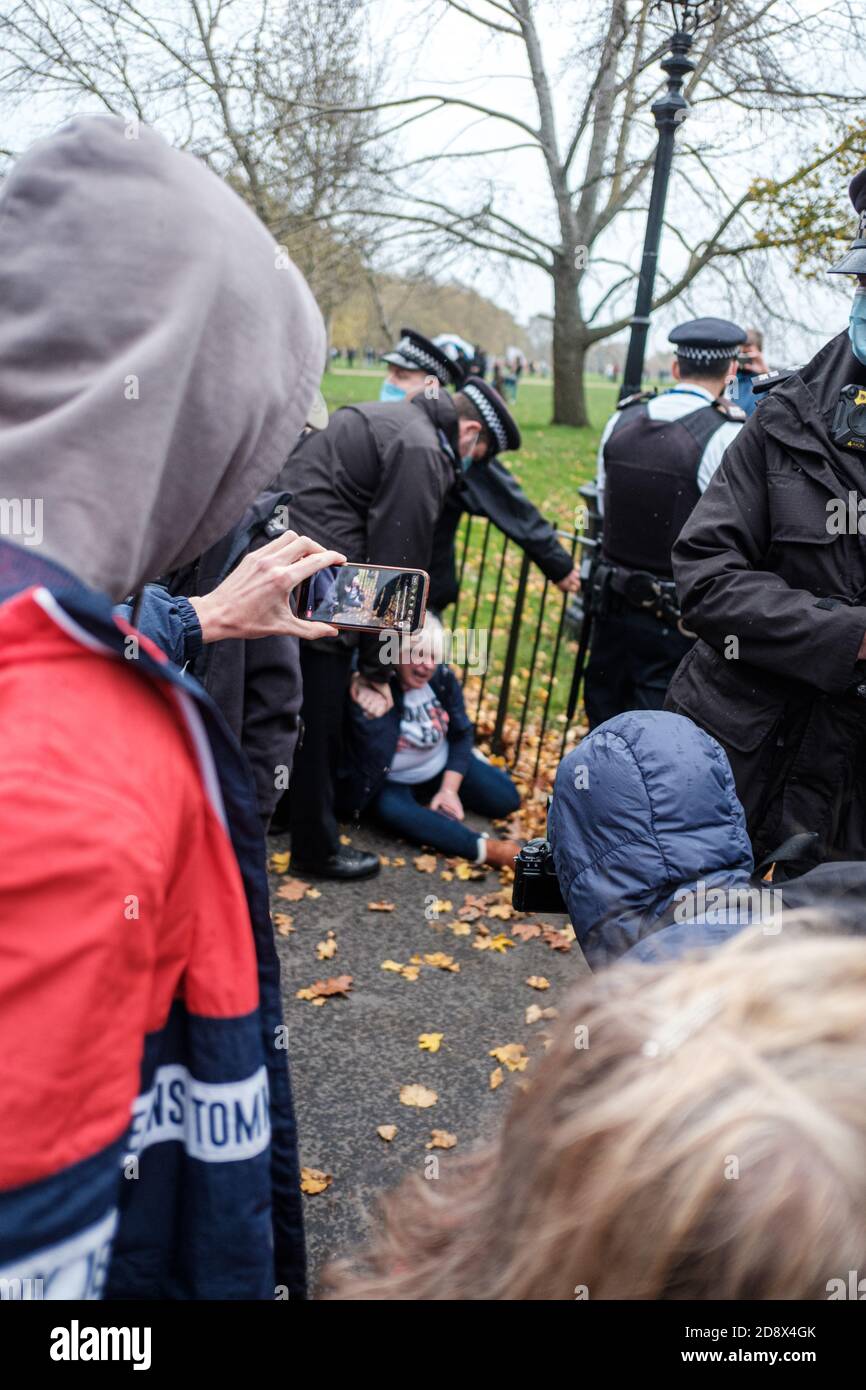 Tommy Robinson apparaît à l'hebdomadaire Speakers Corner à Hyde Park pour parler avec Hatun Tash après qu'elle ait été attaquée le mois dernier par un passant inconnu. Banque D'Images