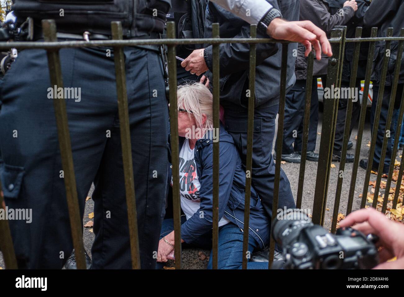 Tommy Robinson apparaît à l'hebdomadaire Speakers Corner à Hyde Park pour parler avec Hatun Tash après qu'elle ait été attaquée le mois dernier par un passant inconnu. Banque D'Images